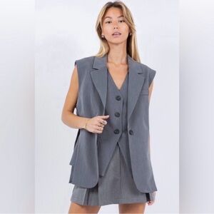 NWT- Women's Gray Sleeveless Vest Small